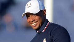 El golfista estadounidense Tiger Woods participa en una sesi&oacute;n de entrenamiento para la Ryder Cup, en el campo de golf de Le Golf National, cerca de Par&iacute;s, Francia.