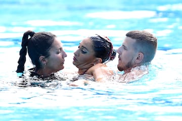Cuando la m¨ªtica solista estadounidense, acababa su ejercicio y se deten¨ªa la m¨²sica durante el mundial de Budapest, se desvaneci¨® dentro del agua, por lo que r¨¢pidamente saltaron a la piscina la propia seleccionadora, Andrea Fuentes, vestida de calle, y un auxiliar de la competici¨®n que ha sujetado a la nadadora.