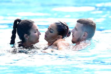 Cuando la mítica solista estadounidense, acababa su ejercicio y se detenía la música durante el mundial de Budapest, se desvaneció dentro del agua, por lo que rápidamente saltaron a la piscina la propia seleccionadora, Andrea Fuentes, vestida de calle, y un auxiliar de la competición que ha sujetado a la nadadora. 