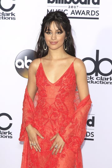 La cantante cubana Camila Cabello fue uno de los rostros conocidos que pasaron por la alfombra roja de los Premios Billboard.