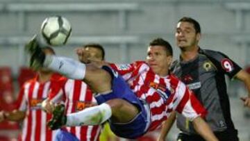 <b>IMAGINATIVO. </b>Migue trata de rematar un balón de forma acrobática. El central estuvo ayer poco fino.