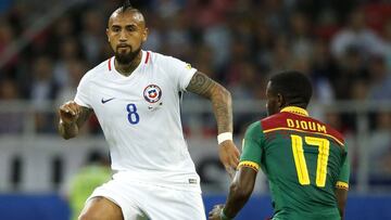 Futbol, Camerun vs Chile
Copa Confederaciones 2017
El jugador de la seleccion chilena Arturo Vidal, centro, disputa el balon con Arnaud Djoum de Camerun durante el partido del grupo B de la Copa Confederaciones en el estadio Arena Spartak de Moscu, Rusi