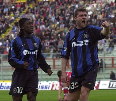 El ariete boloñés protagonizó uno de los bombazos más sonados del Calcio cuando en el verano de 1999 pasó del Lazio al Inter de Milán por una cifra récord de 46,5 millones de euros, convirtiéndose en el fichaje más caro de la historia del fútbol mundial en ese momento. Vieri, ya consagrado como ‘killer’ tras su paso por Atlético de Madrid y Lazio, llegó a San Siro para liderar el ataque nerazzurro durante seis temporadas. Allí marcó 123 goles en 190 partidos oficiales, se proclamó Capocannoniere en 2003 y dejó huella como uno de los delanteros centro más dominantes de Europa a principios de siglo, formando duplas históricas con jugadores como Ronaldo Nazário o Recoba.

