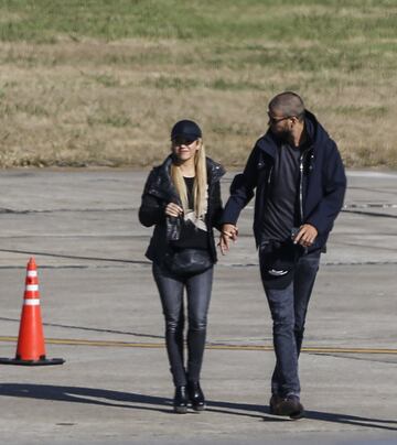 Gerard Piqué y su pareja, la cantante colombiana Shakira a su llegada a Rosario. 