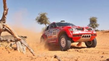 <b>HOMBRE DAKAR</b>. Tras haber ganado la prueba en la categoría demotos, el francés ha entrado en la historia con su victoria en coches.
