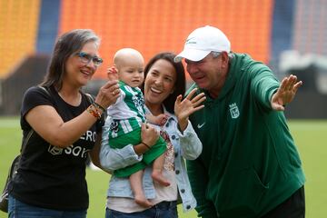 El técnico de Atlético Nacional, Hernán Darío Herrera, vivió un momento especial en la práctica previa a la final. Acompañado de su familia, donde su nieto Nicolás Villamil Herrera fue gran protagonista.