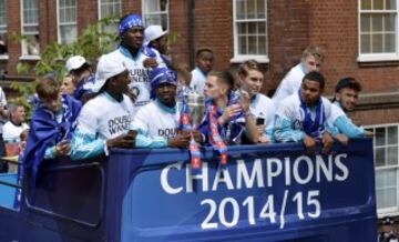 Football - Chelsea - Barclays Premier League Winners Parade - Chelsea & Kensington, London - 25/5/15
Chelsea youth players with the FA Youth Cup during the parade
Action Images via Reuters / Adam Holt
Livepic