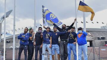 Afici&oacute;n de Pumas se da cita en el Estadio Ol&iacute;mpico Universitario