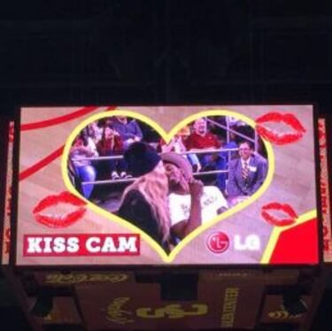 Young y Azalea: la pareja de moda, ahora en la Kiss Cam