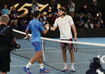 Novak Djokovic saluda a su rival, el griego Stefanos Tsitsipas, tras la victoria del serbio en la final del Open de Australia 2023.