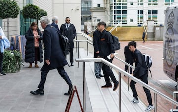 Carlo Ancelotti, Ral Asencio y Jacobo Ramn llegando al hotel. 