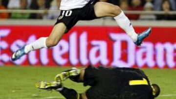 <b>MUCHO TRABAJO. </b>Víctor Valdés sale a los pies de Mata en una de las múltiples llegadas de un Valencia que fue mejor.