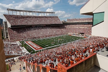 Es un estadio de fútbol americano el cual se encuentra en Austin, capital del estado estadounidense de Texas. 100.119 son los asientos que tiene para disfrutar de los  Texas Longhorns (denominación que reciben los equipos deportivos de la Universidad de Texas en Austin).