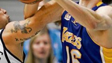 <b>GOLPE POR GOLPE. </b>Deron Williams se enzarza con Pau Gasol.
