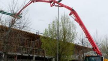 <b>HORMIGONADO. </b>La fotografía muestran cómo transcurren las obras de las nuevas instalaciones, que se llamarán "Nando Yosu". Ayer tuvo que ser necesaria una grúa, que invadía un carril de la carretera, para acometer el hormigonado de un forjado. También se ve una infografía de cómo será el edificio multifuncional.