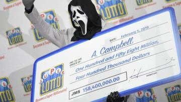 Ganó la lotería y fue por su premio con máscara de Scream