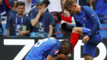 Payet besa las botas de Griezmann.