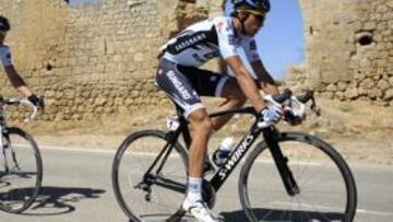 <b>COMPITIENDO. </b>Alberto Contador, primero en la foto con el dorsal número uno, durante el transcurso de la etapa de ayer en Castilla y León, en la que terminó en 15ª posición.