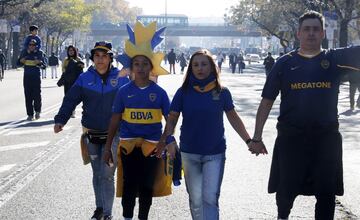 Seguidores de Boca animando desde la fan zone en Nuevos Ministerios