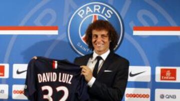 El central brasile&ntilde;o David Luiz, posa con la camiseta del Par&iacute;s Saint-Germain.