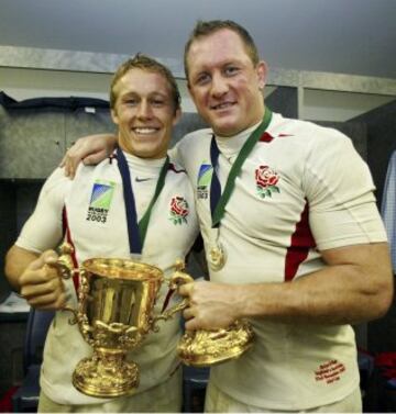 22/11/03. Final de la Copa del Mundo 2003 en Sydney. Australia-Inglaterra. Jonny Wilkinson y Webb Ellis posan con el trofeo de campeones.