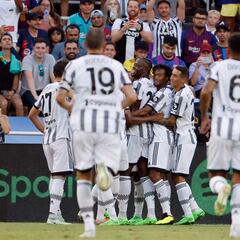 Cuadrado asiste en el empate de la Juve ante Barcelona