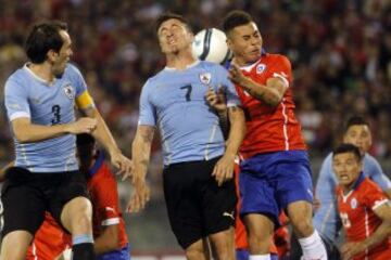 Eduardo Vargas disputa una pelota durante el partido ante Uruguay.