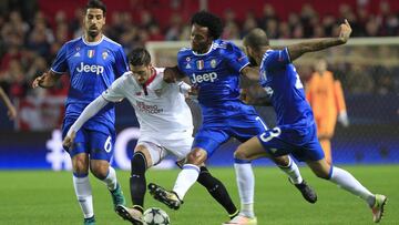 Escudero rodeado por varios jugadores de la Juve en el último encuentro de Champions League en el Pizjuán.