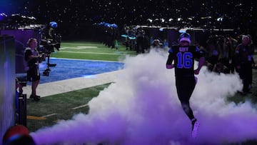 DETROIT, MICHIGAN - DECEMBER 15: Jared Goff #16 of the Detroit Lions runs on to the field prior to the game against the Buffalo Bills at Ford Field on December 15, 2024 in Detroit, Michigan. Nic Antaya/Getty Images/AFP (Photo by Nic Antaya / GETTY IMAGES NORTH AMERICA / Getty Images via AFP)