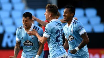 Jeison Murillo celebra con Jos&eacute; Font&aacute;n y Renato Tapia su tanto ante Osasuna en Bala&iacute;dos.