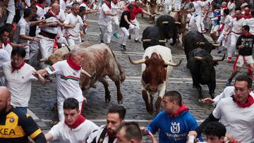 Cientos de personas durante el sexto encierro de las Fiestas de San Fermín 2024, a 12 de julio de 2024, en Pamplona, Navarra (España). El sexto encierro de los Sanfermines de 2024, protagonizado por la ganadería Jandilla, ha dejado tres solicitudes de traslado, una de ellas por herida de asta de toro. Las otras dos solicitudes han sido por una contusión con deformidad en el brazo derecho y otras contusiones, y por una contusión maxilofacial. El herido por asta de toro está estable y ha sido trasladado al Hospital Universitario de Navarra.
12 JULIO 2024;ENCIERRO;TORO;HERIDOS;SAN FERMÍN;SANFERMINES
Eduardo Sanz / Europa Press
12/07/2024