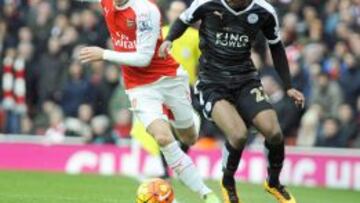 Mesut Özil y Demarai Gray.