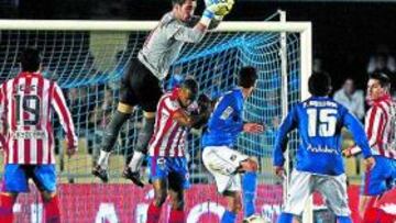 <b>IMPONIÉNDOSE.</b> Asenjo se elevó mucho para agarrar el balón en un centro del Xerez al área ante sus compañeros Perea, Juanito, Reyes y Assunçao.