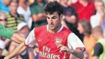 <b>SE ALEJA. </b>Cesc, ayer con el Arsenal.