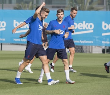 Barça players going through their paces.