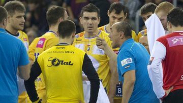 Talant Dujsebaev alecciona a su equipo. Aginagalde, el primero por la izquierda.