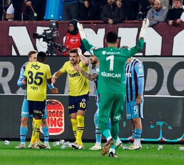 Numerosos ultras del Trabzonspor han agredido este domingo a los jugadores del Fenerbahçe tras perder su club en casa por 2-3. Tras pitarse el final del partido, los jugadores del Fenerbahçe intentaron celebrar la victoria sobre el césped, pero numerosos ultras del Trabzonspor irrumpieron en el campo agrediendo a los jugadores. Los futbolistas se defendieron, produciéndose una batalla campal de la que los jugadores fueron rescatados por las fuerzas de seguridad. 