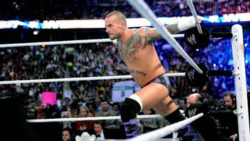 CM Punk calienta antes de uno de sus últimos combates en la WWE.