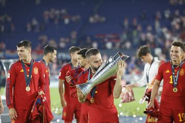 Carvajal, autor del penalti decisivo, con el trofeo de la Nations League.