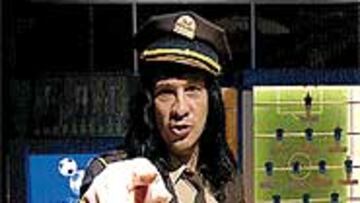 <b>UN GUARDIA PECULIAR.</B> Burgos no es un hombre con especial devoción a los uniformes, pero siempre se presta a
bromear y mucho más si es con los niños.