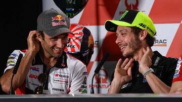Zarco con Rossi en la rueda de prensa de Australia.