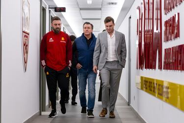 En 2020, la AS Roma fue vendida al empresario estadounidense Dan Friedkin por aproximadamente 591 millones de euros, marcando un cambio de era en el club italiano. La operación supuso el traspaso del 86,6% del capital social desde James Pallotta, quien había sido propietario desde 2012, al grupo Friedkin, con sede en Houston.
En la imagen, Daniele De Rossi, entrenador de la Roma entre 2023 y 2024, con los dueños Dan y Ryan Friedkin, pasenado por el Centro Sportivo Fulvio Bernardini en Roma.