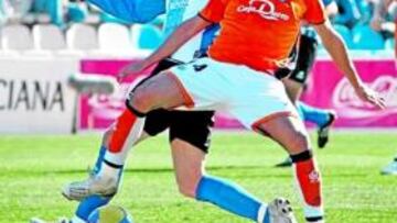 <b>FIRMADO. </b>Jorge Alonso pugna por un balón con Tote durante el Hércules-Salamanca de este año.