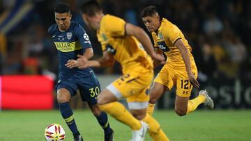 AME8361. MENDOZA (ARGENTINA), 02/05/2019.- Emanuel Reynoso (izq) de Boca Juniors disputa el bal&oacute;n con Facundo Almada (c) y Nahuel Molina (dcha) de Rosario Central durante la final de la Supercopa Argentina entre Boca Juniors, campe&oacute;n de la Superliga de 2018, y Rosario Central, ganador de la Copa Argentina de ese mismo a&ntilde;o, disputada este jueves en el estadio Malvinas Argentinas de la provincia de Mendoza (Argentina). EFE/Marcelo Ruiz