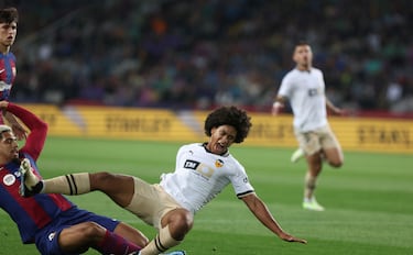 La jugada del penalti. Ronald Araujo llega tarde y arrolla a Peter Federico dentro del área.