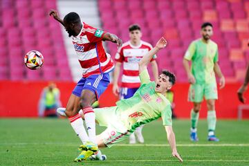 Lassina disputa un balón con Jokin en el Recre Granada-Málaga,