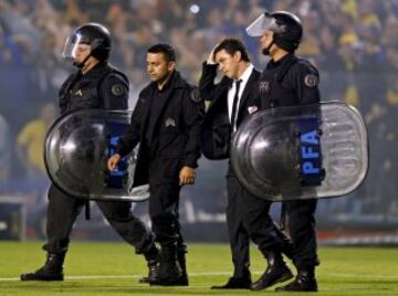 Marcelo Gallardo (2nd R), coach of River Plate, is escorted into the pitch at the start of their Copa Libertadores soccer match against Boca Juniors in Buenos Aires, Argentina, May 14, 2015.   REUTERS/Enrique Marcarian   