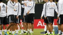 Kak&aacute; sonr&iacute;e con &Ouml;zil en el entrenamiento.