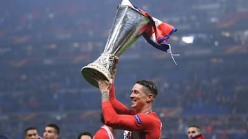 LYON, FRANCE - MAY 16: Fernando Torres of Atletico Madrid celebrates with the trophy after winning the UEFA Europa League Final between Olympique de Marseille and Club Atletico de Madrid at Stade de Lyon on May 16, 2018 in Lyon, France. (Photo by Lauren