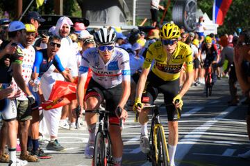 Jonas Vingegaard responde al ataque de Tadej Pogacar en el Alpe d'Huez.